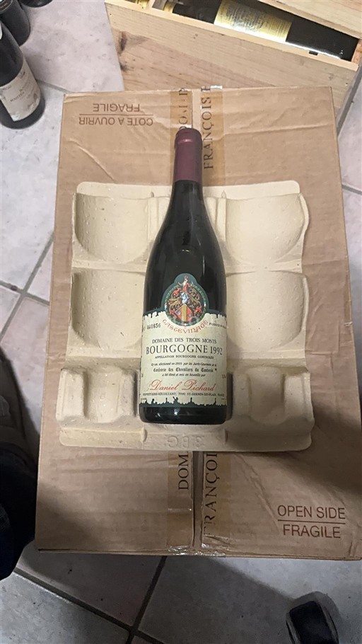 Vin Rouge sec Domaine Des Trois Monts 1992 France Bourgogne AOC