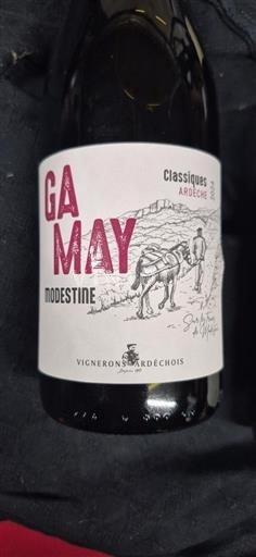 Alpe in reke Rona Ardeška. Vignerons Ardéchois Modestine Neleten.