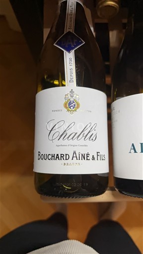 Burgundi Chablis Bouchard Aîné & Fils Ei vuosikertaa