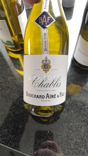 Burgundi Chablis Bouchard Aîné & Fils Ei vuosikertaa