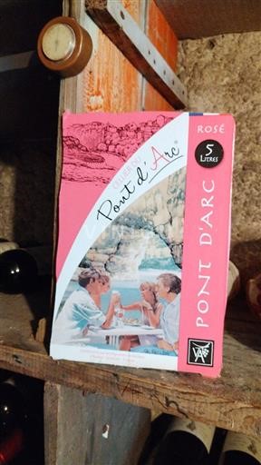 Alpe in reke Rona Ardeška. Cellier des Gorges Pont d'Arc Neleten.