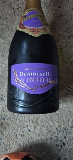 Šampanja Šampanjec Veuve Devaux Demoiselle Neleten.