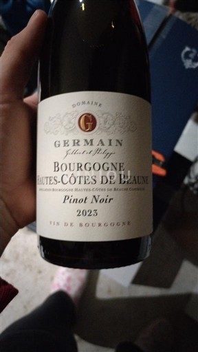 Vinhos Rouge sec Pinot Noir Domaine Germain 2023 França Borgonha Hautes-Côtes de Beaune AOC