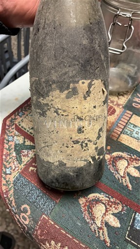 Burgundi Volnay Premier Cru Clos des Chênes Ei vuosikertaa