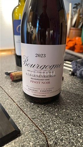 Viner Rouge sec Les Genévrières Frédéric Esmonin 2023 Frankrike Burgund AOC