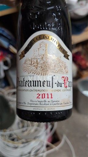 Vin Rouge sec La Place du Village 2011 France Vallée du Rhône Châteauneuf-du-pape AOC